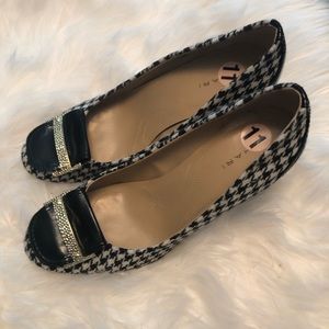 Tahari Houndstooth Pump